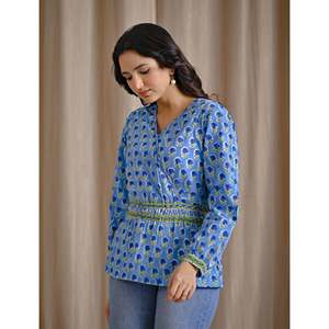 เสื้อครอปสีฟ้าอ่อนผ้าฝ้ายพิมพ์ลายบล็อกด้วยมือ ปักลายดอกไม้ คอเสื้อไม่สมมาตร แต่งลูกไม้ ไซส์ XL สำหรับชุดทำงานผู้หญิง - Product Image 3