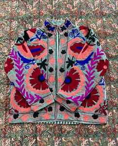 Veste brodée en velours de coton multicolore, réversible et décontractée pour l'hiver avec un nouveau design de manteau court. - Product Image 3