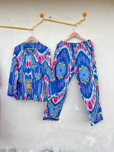 ชุดนอนยูนิเซ็กส์สไตล์ Boho, ชุดนอนพิมพ์ลาย Ikat ชุดนอนผ้าฝ้ายมีกระเป๋าของขวัญสำหรับเพื่อนเจ้าสาว - Product Image 3