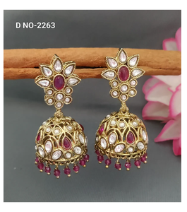 Boucles d'oreilles royales ethniques Kundan avec finition antique fabriquées pour des occasions spéciales et des cérémonies traditionnelles d'Inde - Product Image 2