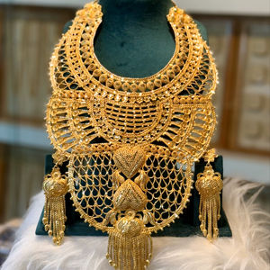 Collier et boucle d'oreille en or 24 carats élégant serti d'un design complexe en forme de poire. - Product Image 1