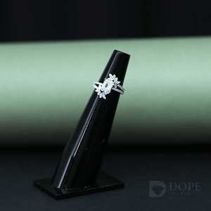 Anillos de Compromiso de Moissanita Unisex de Acero Inoxidable con Baño de Oro de 18 Quilates y Diseño de Vástago Dividido para Uso Diario - Product Image 1