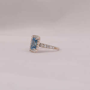 Bague de fiançailles Solitaire en or massif 14KT à la mode bleu taille émeraude diamant cultivé en laboratoire minuscule diamant Halo bagues fines - Product Image 2