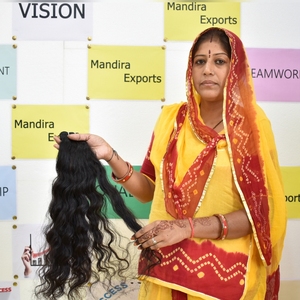 Cheveux indiens bruts non transformés doux et soyeux noirs naturels Faisceau de cheveux ondulés naturels Vente en gros de cheveux humains de temple indien - Product Image 3