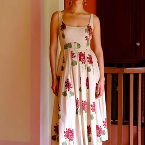 Vestido semilargo de Georgette Beige con estampado de flores con estilo para mujer Tela de rayón con cuello cuadrado y diseño sin mangas-Vestido marrón - Product Image 1