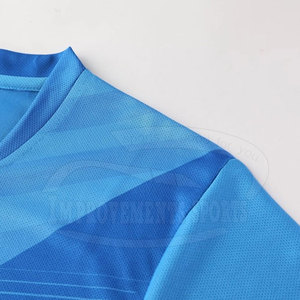 บริการ OEM เสื้อฟุตบอลแขนสั้นระบายอากาศสำหรับผู้ใหญ่ พร้อมออกแบบได้ตามต้องการ MOQ ต่ำ คุณภาพสูง ผลิตจากโพลีเอสเตอร์ 100% - Product Image 4
