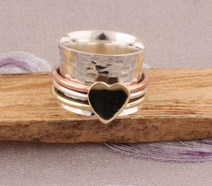 Antique Boho 925 Sterling Silver Spinner Heart Ring Forme ronde classique avec un design de coeur vintage unique pour les fêtes de mariage - Product Image 3