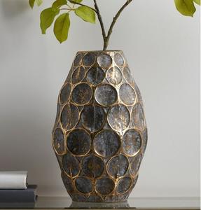 Élégant vase à fleurs en aluminium conçu pour ajouter un charme sophistiqué au salon et aux salles à manger modernes - Product Image 3