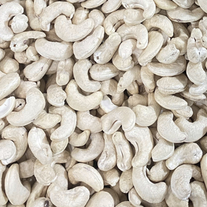 ขายดี คุณภาพสูง เม็ดมะม่วงหิมพานต์ยี่ห้อซานติโก ผลิตในเวียดนาม เกรด W320 แบบดิบ บริการ OEM/ODM บรรจุถุง 22.68 กก. - Product Image 1