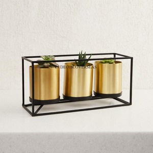 Maceta de metal de diseño elegante única con recubrimiento en polvo de color negro con soporte chapado en oro de proveedor indio a un precio impresionante - Product Image 4