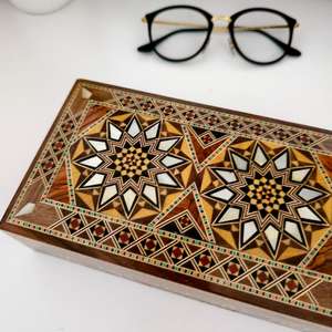 Boîte à bijoux artisanale en bois avec incrustation de nacre, motif floral gravé, design moderne et luxueux, personnalisable, pour rangement et organisation - Product Image 5