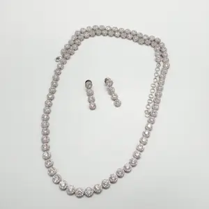 2024 Último diseño Piedras brillantes Diseño de joyería Diamante Collar brillante para mujeres Disponible a precio a granel