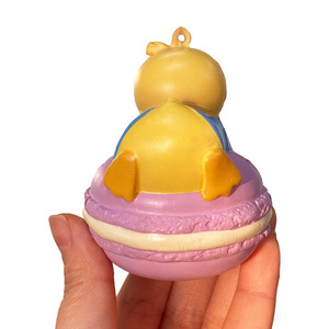 Piccola torta di Macaron di anatra gialla personalizzata giocattolo da spremere in poliuretano espanso lento rimbalzo a mano pizzico ornamenti simulazione cartone animato - Product Image 4