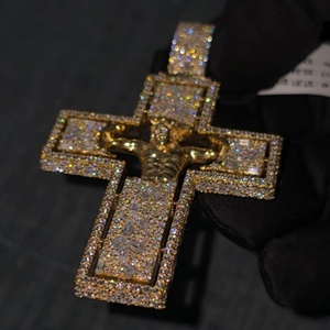 Pendentif Croix de Jésus en Argent Sterling 925 Plaqué Or 18K avec Moissanite VVS Taille Baguette |   Hip Hop glacé |   OEM ODM Personnalisé | - Product Image 2