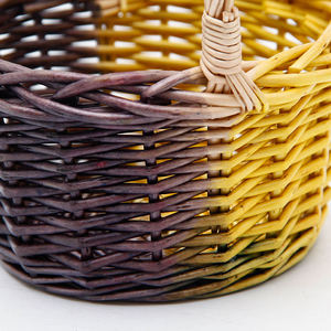Panier de rangement en rotin naturel bicolore, tissé à la main avec poignée pour la décoration et l'organisation de la maison - Product Image 2