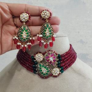 Gargantilla de cuentas Rojas tradicionales con pendientes Ropa festiva Conjunto de Gargantilla chapada en oro Conjunto de joyería étnica india - Product Image 1