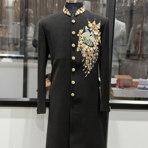 Lujoso Sherwani Indo-Occidental Negro para Hombre, Bordado a Mano con Motivos de Pavo Real, para Novios, Traje Bandhgala para Boda - Product Image 1