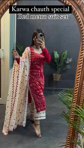 Top en soie romaine de vêtements de mariage de créateur traditionnel avec bordure de travail coupée en bas Dupatta avec broderie de séquence lourde - Product Image 3