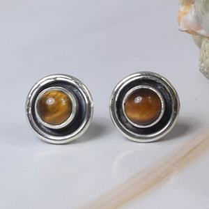 Boucles d'oreilles clous en argent sterling 925 massif, serties de pierres précieuses œil de tigre naturelles de forme ronde, prix usine, personnalisables OEM ODM - Product Image 1