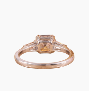 Anillo de compromiso de tres piedras de moissanita VVS D corte Asscher con piedras laterales de baguette cónicas en joyería fina de Plata de Ley 925 - Product Image 3