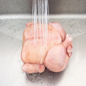 Poulet entier frais, attaché aux bretelles, prêt à cuire ou à rôtir - Product Image 1