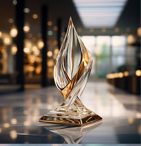 Trophée unique en bronze, sculpture abstraite incurvée avec base en bois. Classique, disponible à prix de gros. - Product Image 5