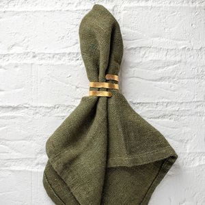 Ensemble de ronds de serviette en métal sculptés floraux complexes pour les dîners de famille sur le thème culturel traditionnel ou les célébrations d'anniversaire - Product Image 3