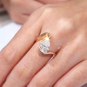 Bague de fiançailles en diamant de laboratoire taille poire de 1,00 ct, or massif 14 carats, certifiée IGI - Product Image 4