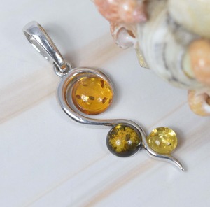 Colgante de múltiples piedras preciosas de forma redonda de ámbar Báltico Natural de sólida plata de ley 925 - Product Image 1