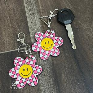 Porte-clés en cuir à carreaux rose et blanc faits à la main avec motif fleur souriante, fournisseur en gros, joli breloque de sac pour cadeau promotionnel - Product Image 1