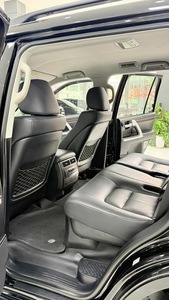 Toyota Land Cruiser V8 SUV Usada, Exterior Negro, 7 Asientos, Vehículo Utilitario de Lujo para Compra en Concesionario - Product Image 5