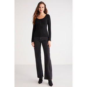 ETHIQUET Zazana Blusa de mujer con aspecto acanalado, totalmente ajustada, con cuello redondo profundo y botones - Product Image 3