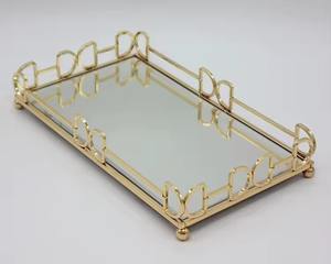 Plateau de service rond décoratif en verre avec bordure métallique pour présentation sur coiffeuse, décoration intérieure, réceptions et mise en valeur de table, provenant d'Inde - Product Image 4