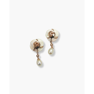 Pendientes de Perlas con Rosa Tallada y Detalles de Perlas - Product Image 3