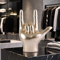 Zeitgenössische Handgefertigte Handbemalte Skulpturen Unregelmäßige Form Gesten-Statue LOVE Frieden Pose Harz-Modell Ornamente Engel-Thema