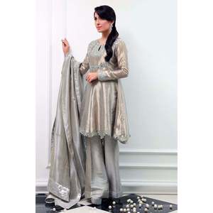Conjunto de Pantalones y Camisa de Satén Gris Agaste con Dupatta - Product Image 4