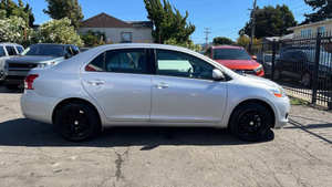 Usado 2011 T * oyota Yaris - Product Image 2