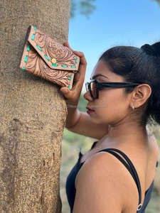 Hot <b>Sale</b> Hand Tooled Handcrafted Small Size Changing <b>Coin</b> Cases Stylish Multi Uses Western Carved Leather Wallets With Keyrings - Product Image 6