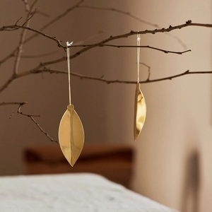 Boule de Noël et ornements d'arbre en laiton modernes coupés à la main Ajouts simples et élégants par Artisans - Product Image 1