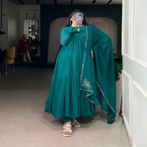 VASTRA COTTAGE - Vestido Anarkali con Estampado de Mármol y Lentejuelas, con Pantalón y Dupatta, Ropa Étnica de Diseñador para Mujer, Colección Festiva para Fiestas - Product Image 6