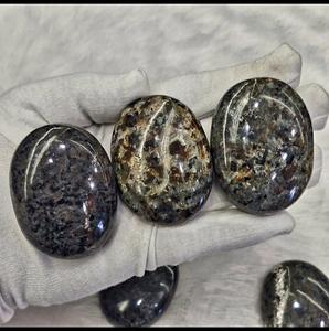 Pierre de paume en cristal de Yooperlite de qualité AAA naturelle pour le Reiki et la guérison, pierre de poche pour l'anxiété et le soulagement du stress - Product Image 4