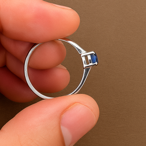 Anillo de Compromiso y Boda Rhaya Jewels de Plata Esterlina 925 con Baño de Rodio y Iolita con Engaste de Garras para Aniversarios, Cumpleaños y Fiestas - Product Image 3