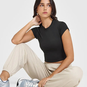 Camiseta de mujer de algodón 100% negra suave personalizada, informal, suave, ligera, transpirable y elegante, camiseta de entrenamiento de gimnasio de ajuste relajado de diseñador - Product Image 5