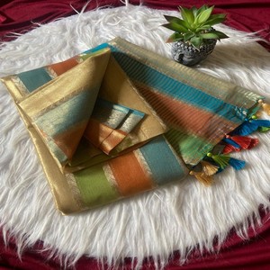 Sari de Seda Suave VASTRA COTTAGE con Hermoso Diseño de Tejido y Blusa con Borlas, Estilo Elegante para Fiestas y Eventos Festivos - Product Image 4