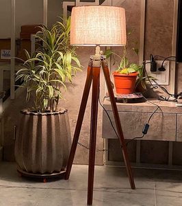 Lampe de chevet en bois sur trépied, lampe de table en bois pour chambre et salon, lampe rustique faite à la main, fabricant OEM en gros - Product Image 4