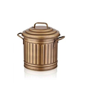 Cubo de basura de metal duradero con detalles artísticos vintage ideales para la decoración de la oficina en el hogar o espacios comerciales de lujo - Product Image 1