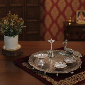 Ensemble de thali de prière en métal Art Déco indien traditionnel, finition argentée, avec assiette Aarti, lampe à huile, cloche, bols Haldi Kumkum, décorations Diwali - Product Image 4