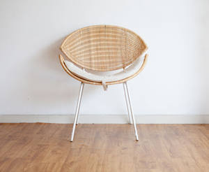 Chaise longue minimaliste moderne en rotin avec cadre en métal blanc, en osier, fabriquée à la main, pour la vie en plein air, pour les hôtels scandinaves - Product Image 2