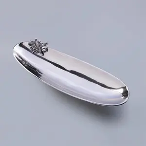 ถาดอะลูมิเนียมทำมือ รูปทรงสี่เหลี่ยมผืนผ้า สำหรับใช้ในห้องนั่งเล่น ตกแต่งด้วยลายใบไม้คริสตัล ผลิตโดย Zahid Exports อินเดีย เหมาะสำหรับเป็นของขวัญคริสต์มาส - Product Image 1