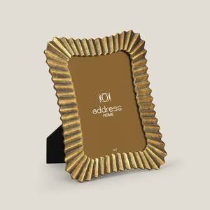 New Arrival Customised Modern European Simple Curve Texture Ribbed <b>Gold</b> Metal Photo <b>Frame</b> Creative Inch Table Shaped Photo Stand - Product Image 2